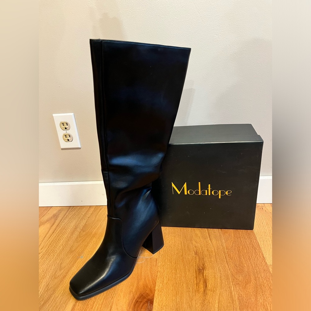 BEAND NEW - Women’s Heeled Tall Boots - Size 7.5